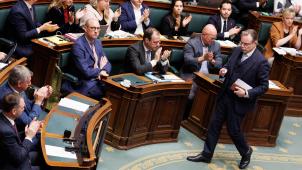 <p>Im Kammerplenum rief Premier De Wever (r.) seine Koalitionspartner zur Verantwortungsbereitschaft auf.</p>