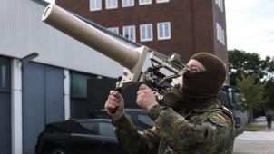 <p>Drohnenabwehr: ein deutscher Bundeswehrsoldat mit einem Jammer vom Typ HP47</p>