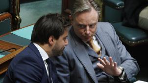 <p>Wenn Haltung zur Hürde wird: Bouchez (l.) blockiert, De Wever wartet.</p>