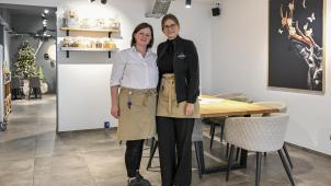 <p>Milena Fonk (r.) kümmert sich um die belgischen Filialen des Familienbetriebs. Catherine Wey (l.) leitet die Filiale in der Eupener Unterstadt.</p>