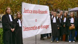 <p>Das Motto des Protests: „Unterfinanzierte Justiz = Gefahr für die Demokratie“</p>