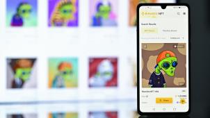 <p>Das Symbolbild zeigt ein NFT („Non-Fungible Token“) des digitalen Künstlers Zamblek („Shambo NFT #84“) auf dem NFT-Marktplatz von Binance, dargestellt auf einem Smartphone.</p>