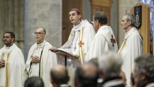 <p>Luc Terlinden (Bildmitte) bei einer Messe in der Kathedrale St.Michael und St.Gudula in Brüssel</p>