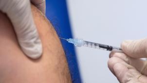 <p>Ein Mitarbeiter impft einen Mann mit dem Impfstoff von Bavarian Nordic (Imvanex/Jynneos) gegen Mpox.</p>