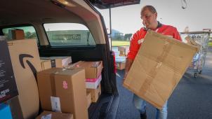 <p>Mitarbeiter von Bpost verlädt Pakete.</p>