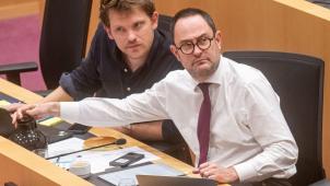 <p>Kaffee in Reichweite: Vincent Van Quickenborne (r.) filibusterte 45 Stunden lang.</p>