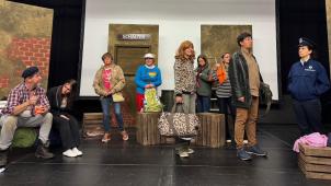 <p>Eine äußerst illustre Gruppe ist am Bahnhof Kettenis gestrandet. Chaos ist damit vorprogrammiert. Die Theatergruppe Kettenis zeigt das Stück „Es fährt kein Zug nach Irgendwo“ an vier Abenden.</p>