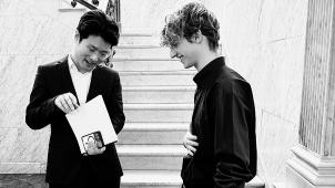 <p>Noah Schmitz  (rechts) wurde zum Sieger gekürt. Er überzeugte die Jury mit Werken von  Bach, Magnard und Ligeti .</p>