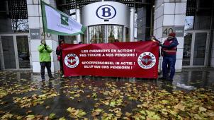 <p>CSC- und FGTB-Gewerkschafter protestieren am Hauptsitz der SNCB.</p>