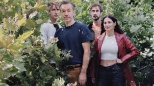 <p>Fabiola, das musikalische Alter Ego des Brüsseler Gitarristen und Sängers Fabrice Detry, gilt als prägende Stimme der belgischen Indie-Rock- und Indie-Pop-Szene.</p>