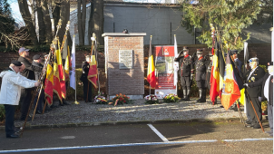 <p>Am Denkmal im Innenhof des Polizeigebäudes wurden Kränze im Gedenken an die verstorbenen Kollegen niedergelegt.</p>