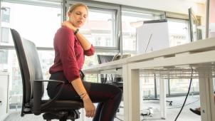 <p>Eine schiefe Körperhaltung, oft durch lange Büroarbeit verursacht, kann zu Verspannungen und Schmerzen führen.</p>