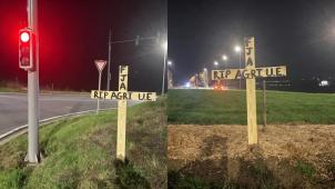 <p>Mit symbolischen Grabkreuzen haben die jungen Landwirte gegen die aktuelle EU-Agrarpolitik mobil gemacht.</p>