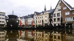 <p>Michael Richardy hat konventionell getrickst. Er hat seine Kamera am „Weserschiff“ einfach auf ein kleines Mäuerchen gestellt und der Stadt so ein Stück Küste verpasst. In „Eupen aan zee“ scheint das Weserschiff in einem großen Hafen zu schwimmen.</p>