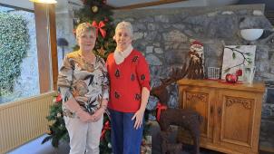 <p>Alexandra Halmes (r.) und Maria Faymonville überreichten die Geschenke an die Bewohner des „Klösterchen“.</p>