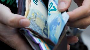 <p>Die Indexierung bringt vielen Angestellten rund 32 Euro netto mehr pro Monat – doch steigende Preise für Internet, Energie, Bahn und Einkäufe lassen das Plus schnell verpuffen.</p>