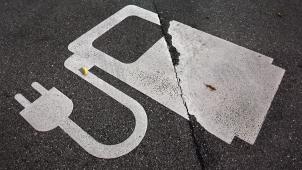 <p>Unsichere Firmenwagenregelungen, längere Leasinglaufzeiten und eine vergleichsweise schwache Ladeinfrastruktur in der Wallonie lassen den Absatz elektrischer Fahrzeuge in Belgien ins Stocken geraten.</p>