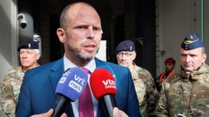 <p>Verteidigungsminister Theo Francken setzt bei der Ausrüstung der Armee auf intelligente Sicherheitstechnik von FN Herstal.</p>
