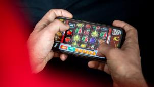 <p>Mehr Schutz vor Spielsucht: Minister Beenders fordert hierzulande eine Nachtsperre für Glücksspiele.</p>