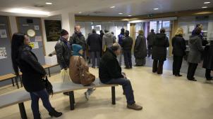 <p>Warteschlange in einem ÖSHZ: Viele der vom Arbeitslosengeld Ausgeschlossenen fallen auf Sozialhilfe zurück.</p>