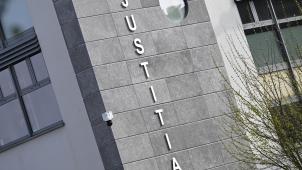 <p>Einem 28-jährigen Eupener drohen 15 Monate Haft. Der Angeklagte ist teilgeständig, die Staatsanwaltschaft sieht hingegen die lange Liste der Vorwürfe allesamt als bewiesen an.</p>