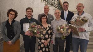 <p>Die Geehrten Jos Verjans und Guido Niessen mit ihren Partnerinnen sowie Paul Maron; im Hintergrund erkennt man Direktor Luc Marly und Verwaltungsratspräsident Daniel Hilligsmann.</p>