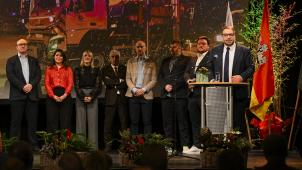 <p>„Unser Ziel ist es, dass die Eupener Bürger sich nicht nur wohl, sondern auch sicher in ihrer Stadt fühlen“, unterstrich Bürgermeister Thomas Lennertz (1.v.r.). Im Hintergrund erkennt man (von links) die Schöffen Fabrice Paulus, Caroline Völl, Joëlle Birnbaum-Köttgen und Joseph Thaeter, Generaldirektor Bernd Lentz sowie die Schöffen Nicolas Pommée und Lucas Reul.</p>