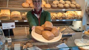 <p>Noch bis Ende des Monats sind die Benefizmarathon-Brötchen in vielen Bäckereien erhältlich. Foto: Petra Förster</p>
