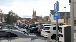 <p>Auch der Parkplatz Bergstraße zählt zu den Standorten, an denen die Stadt Eupen öffentliche Ladesäulen installiert hat.</p>