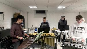 <p>Im Seminarraum ist alles aufgebaut, worauf man schlagen kann. Das sind sinfonische Pauken, komplette Schlagzeuge und melodische Schlaginstrumente wie Xylophone.</p>