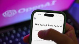 <p>Ein Smartphone mit dem KI-Chatbot ChatGPT ist vor dem Logo des US-Softwareunternehmens OpenAI zu sehen.</p>