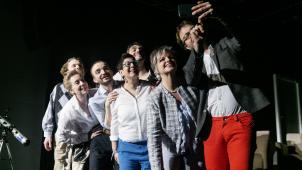 <p>Der komödiantische Effekt wird unter anderem durch passende Standbilder erzeugt, etwa wenn die ganze Mannschaft für ein Selfie posiert.</p>