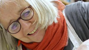 <p>Ruth Stark gibt am Tag der offenen Töpferei praktische Einblicke in das Drehen.</p>