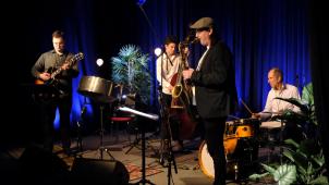 <p>Das Rick Hollander Quartet im Foyer des Jünglingshauses. Von links: Paul Brändle (Gitarre), Sebastian Claas (Kontrabass), Herwig Gradischnig (Saxophon) und Rick Hollander (Drums).</p>