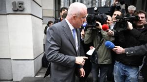 <p>US-Botschafter Bill White wich kritischen Fragen von Journalisten aus.</p>