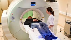 <p>Ein Patient in einem CT-Scanner</p>