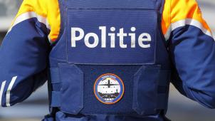 <p>Ein Beamter der föderalen Polizei am Brussels Airport: Nach einer Bombendrohung durchsuchten Einsatzkräfte das Terminal mit Spürhunden – der Alarm wurde später aufgehoben.</p>