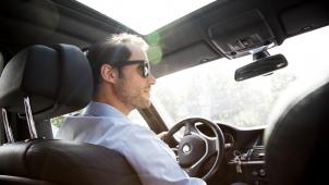 <p>Wer bei starkem Sonnenlicht mit dem Auto fährt, sollte Brillengläser und Autoscheiben stets sauber halten.</p>