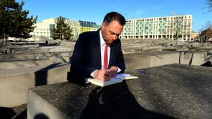 <p>„Dieses Denkmal ist der Spiegel, den sich Europa jeden Tag vorhalten muss“, schreibt Maxime Prévot im Gästebuch des Denkmals für die ermordeten Juden Europas.</p>