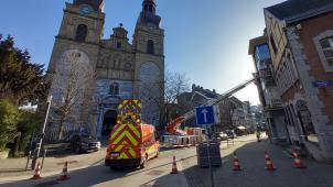 <p>Zwei Einsatzkräfte stiegen kurzerhand in den Rettungskorb der Drehleiter und lösten das Problem in luftiger Höhe.</p>