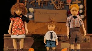 <p>David Peichl und Roland Mertens haben die Figuren des Stücks entwickelt. Zusätzlich hat Katja Urban im Figurenbau mitgewirkt.</p>