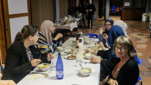 <p>Muslime und Gäste aus anderen Religionsgemeinschaften kommen beim Iftar zusammen.</p>