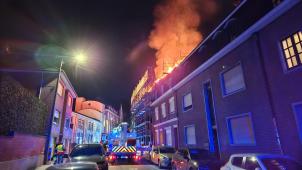 <p>Da die Flammen zwischenzeitlich drohten, auf die Nachbarhäuser überzugreifen, wurden vorsichtshalber alle angrenzenden Bewohner evakuiert.</p>