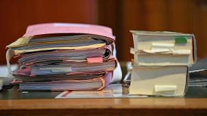<p>Der Angeklagte bestritt, sein Unternehmen durch Vermischung von privatem und Firmeneigentum in den ausgesprochenen Konkurs getrieben zu haben. Auch eine systematische Überbewertung des finanziellen Werts seiner Lagerbestände und eine Unterschlagung eines Teils dieser Rohstoffe wies er zurück.</p>
