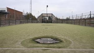 <p>Der Belag des Kleinfußballfeldes muss nach intensiver Nutzung erneuert werden.</p>