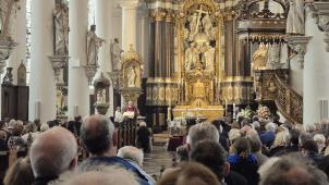 <p>Die St. Nikolaus Kirche war bis auf den letzten Platz gefüllt.</p>