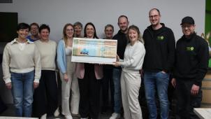 <p>Der Grüne Kreis überreichte einen Spendenscheck an die Vereinigung „Lauf für das Leben“.</p>