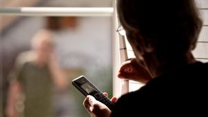 <p>Zweieinhalb Jahre Haft und 800 Euro Geldstrafe forderte die Staatsanwaltschaft gegen einen Mann, der seine Ex-Partnerin belästigt und bedroht haben soll. Zur Gerichtsverhandlung war der Angeklagte nicht erschienen.</p>