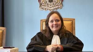 <p>Anne Reul wurde im Juni 2022 als zehnte Friedensrichterin von Molenbeek-Saint-Jean vereidigt.</p>