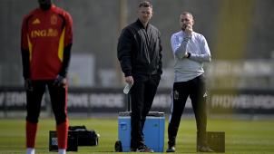 <p>Jan Vertonghen (Mitte) verfolgt beim Training der Nationalmannschaft aufmerksam das Geschehen: Der Rekordspieler der Roten Teufel sammelt derzeit Erfahrungen hinter den Kulissen des Verbands.</p>